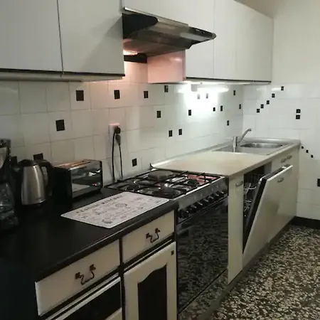 Friendly Well Located Family ספליט